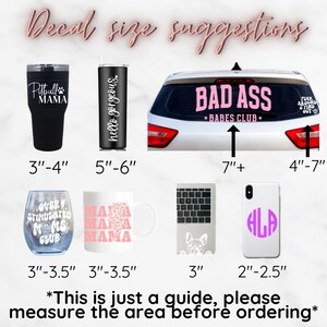 Puede incluir: Una gu&iacute;a de tama&ntilde;os de calcoman&iacute;as con varios art&iacute;culos que tienen texto y gr&aacute;ficos de vinilo. Los art&iacute;culos incluyen vasos, la ventana trasera de un coche con el texto 'BAD ASS BABES CLUB', una copa de vino, una taza, un port&aacute;til y una funda de tel&eacute;fono.