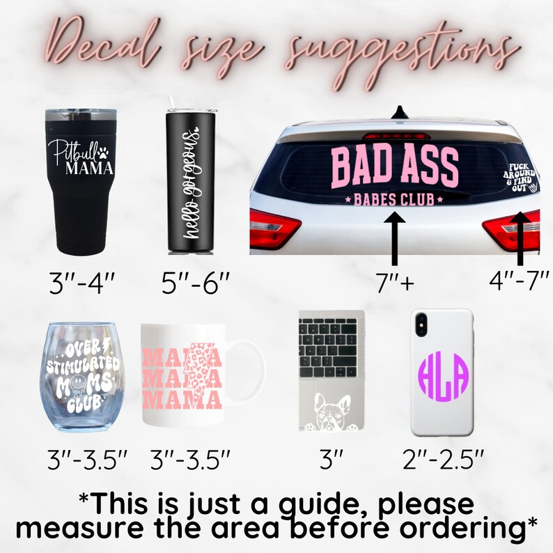 Puede incluir: Una gu&iacute;a de tama&ntilde;os de calcoman&iacute;as con varios art&iacute;culos que tienen texto y gr&aacute;ficos de vinilo. Los art&iacute;culos incluyen vasos, la ventana trasera de un coche con el texto 'BAD ASS BABES CLUB', una copa de vino, una taza, un port&aacute;til y una funda de tel&eacute;fono.