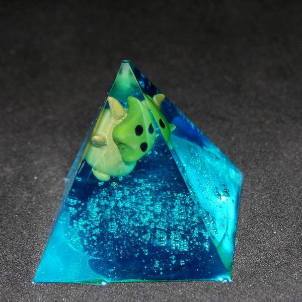 Korogu (Korok) dans pyramide en résine - Zelda - figurine