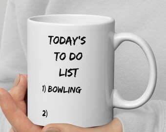 Pode incluir: Caneca de cerâmica branca com texto preto que diz "Today's To Do List 1) Bowling 2)".