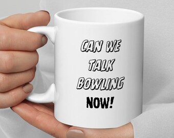 Pode incluir: Caneca de cerâmica branca com texto preto que diz "Can we talk bowling now!"