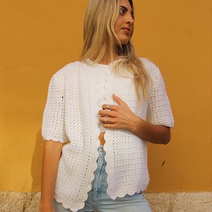 Vintage weiße gestrickte Kurzarm-Strickjacke - handgestrickt, Rundhalsausschnitt, Frühlings- & Sommerschicht, süße Damenjacke
