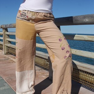 Pantaloni floreali, pantaloni beige ricamati, cotone e lino, pantaloni a gamba larga, moda sostenibile, pantaloni patchwork, regalo unico per lei