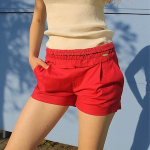 Rote Low Rise Shorts für Damen - Rüschen Taille, Taschen, Vintage Y2K Style, Baumwolle Sommer Shorts, Festival Outfit, Bademode Essentials