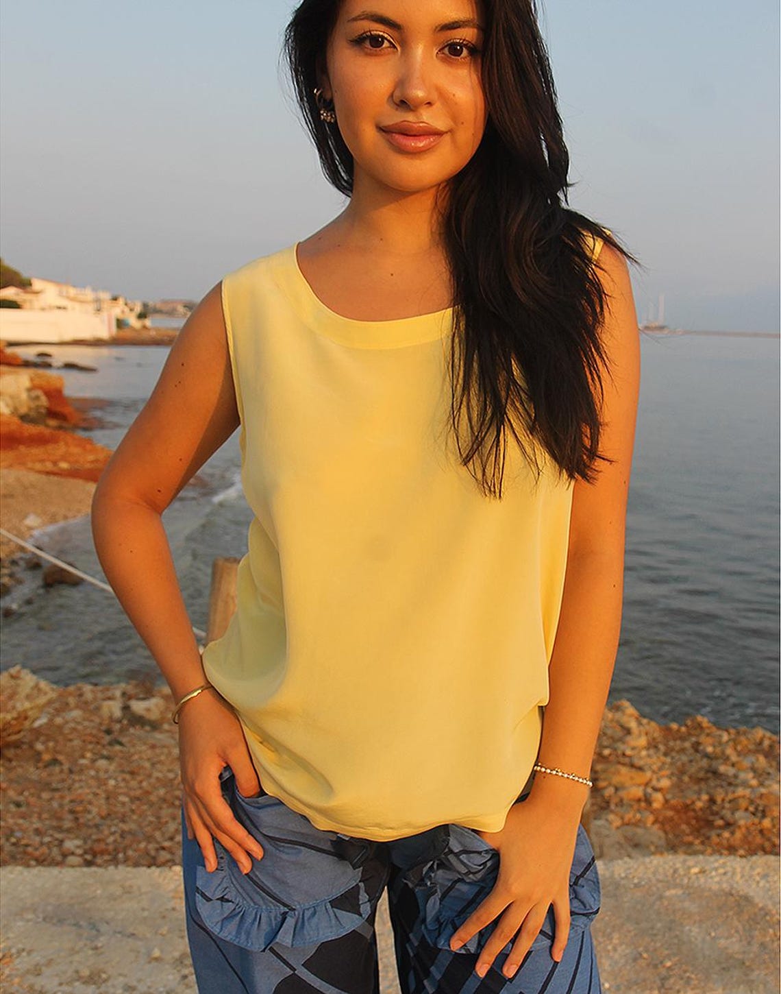 Pastel Yellow Sleeveless Silk Blouse, foto 2 di 5