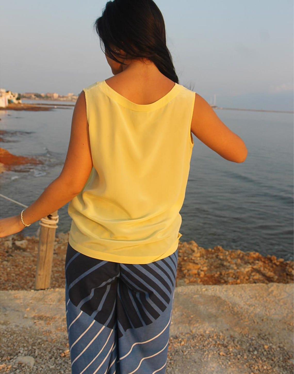 Pastel Yellow Sleeveless Silk Blouse, foto 3 di 5