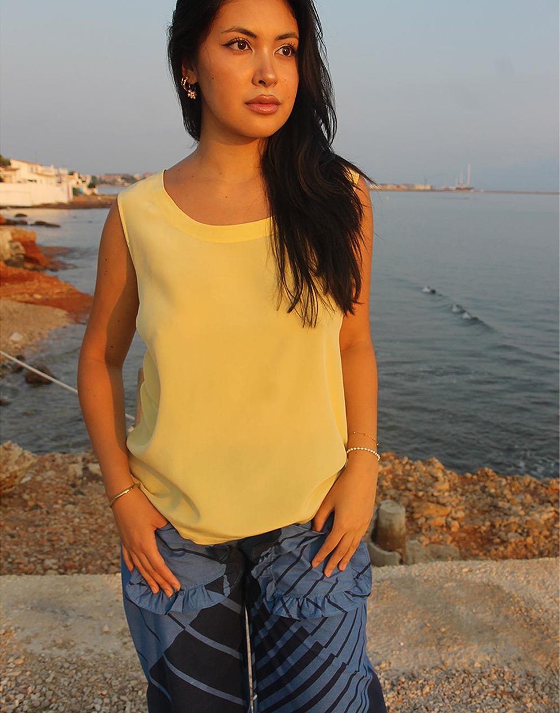 Pastel Yellow Sleeveless Silk Blouse, foto 4 di 5