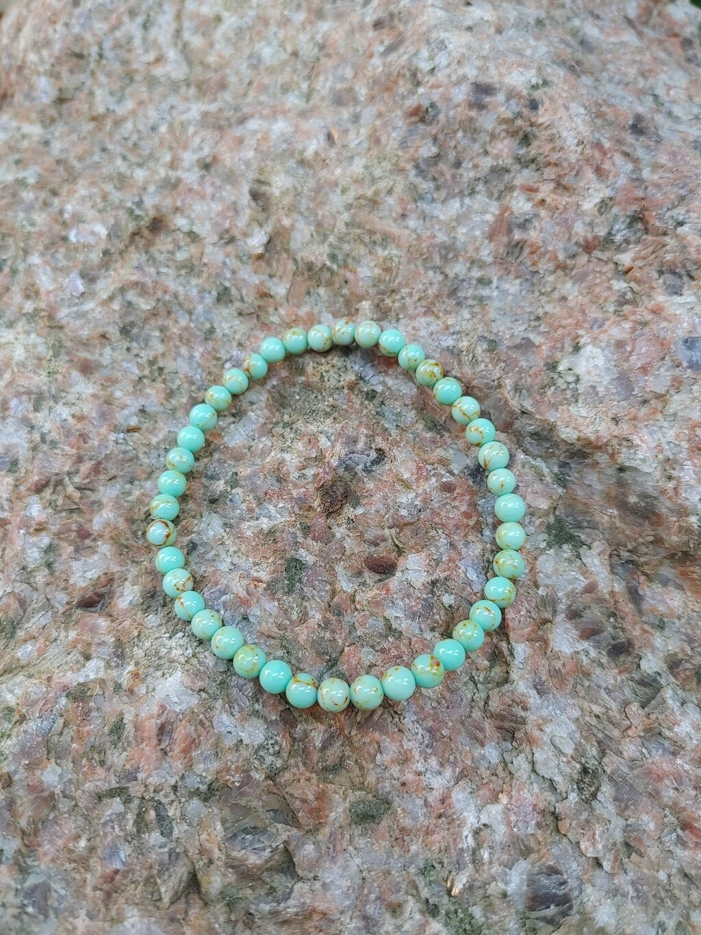 SUPERFINDINGS Set Di 4 Braccialetti Elasticizzati Con Perline Turchesi Sintetiche - Stili Bambù, Cuboide, Rotondo E Stella Marina, Multicolore