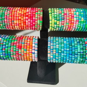 Helle bunte Heishi Armband farblich sortierte Clay Disc Bead Armbänder