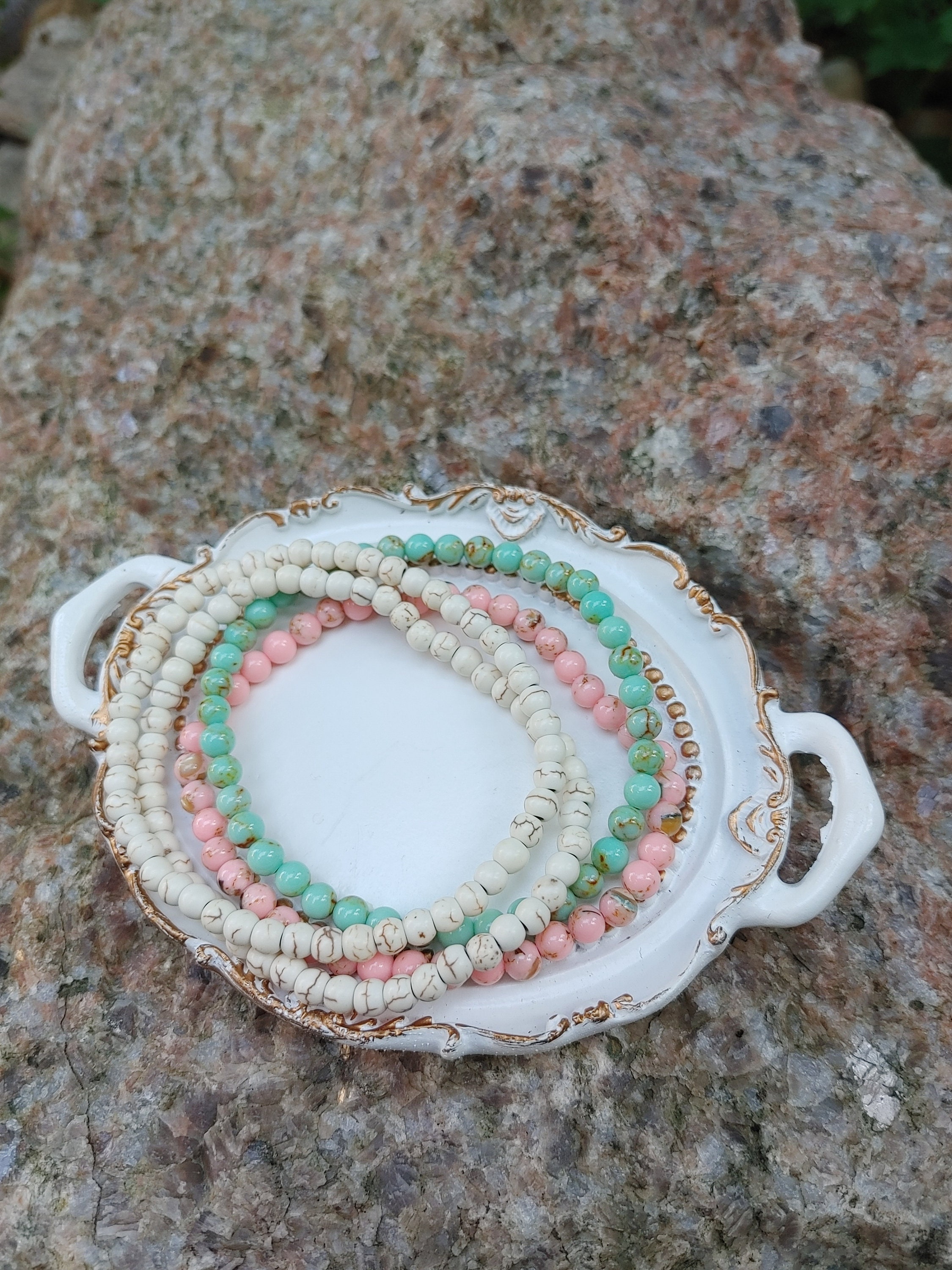 SUPERFINDINGS Set Di 4 Braccialetti Elasticizzati Con Perline Turchesi Sintetiche - Stili Bambù, Cuboide, Rotondo E Stella Marina, Multicolore