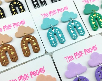 Puces d'oreilles pendantes chats arc-en-ciel en argile