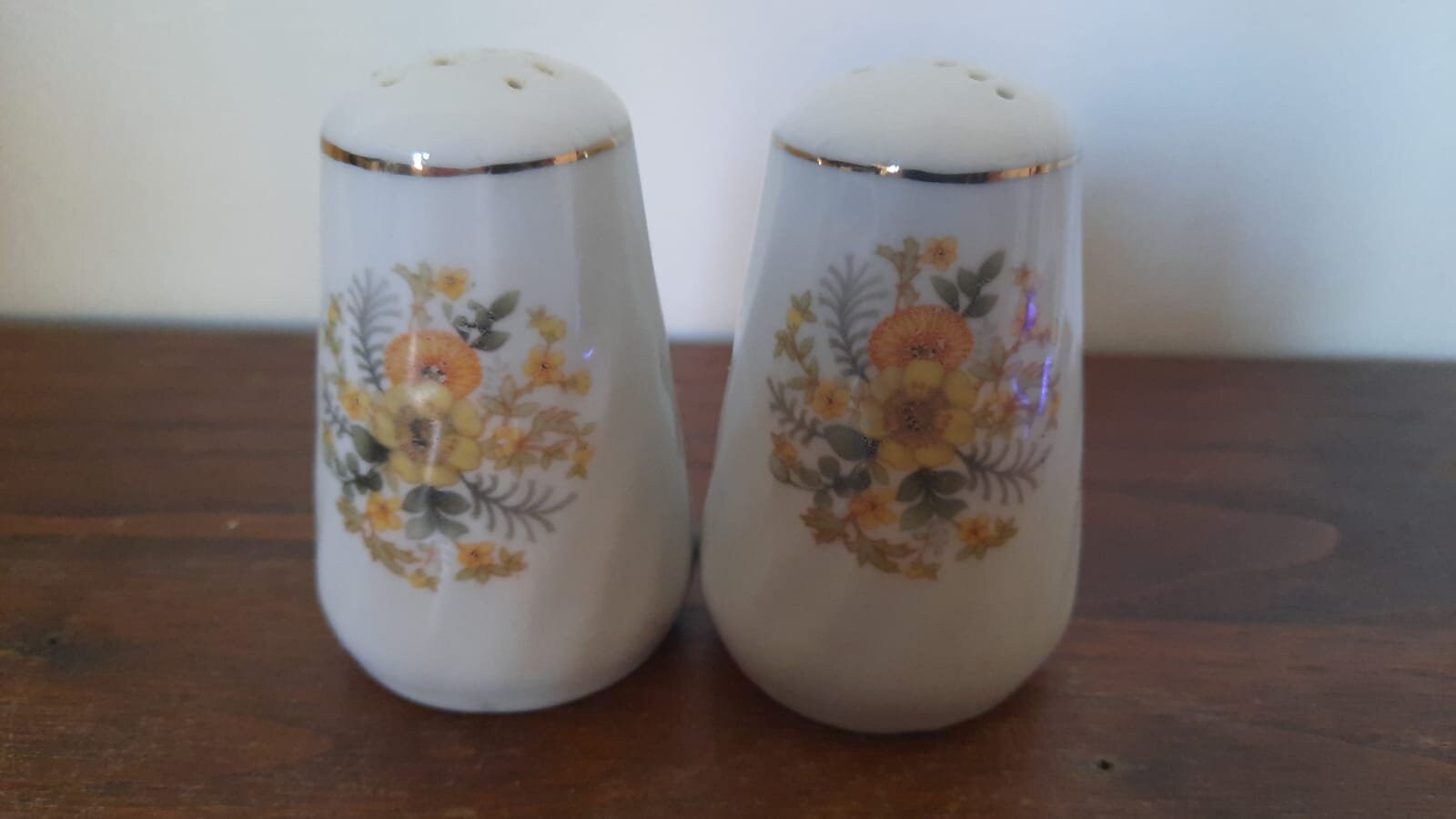 Sel et Poivre Vintage avec Un Design Floral Country