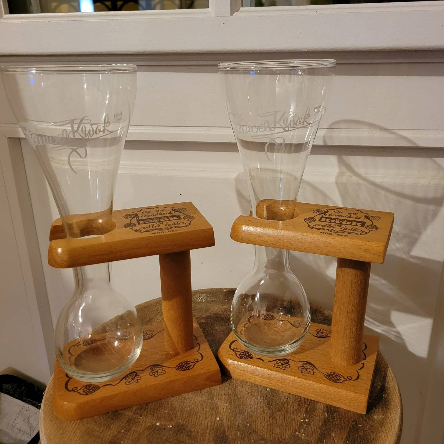 Verres à Bière Dans Un Support en Bois - Ensemble de 2