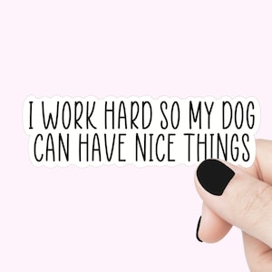 Je travaille dur pour que mon chien puisse avoir de belles choses Stickers citations Sticker maman chien drôle Sticker chien ordinateur portable Sticker amoureux des chiens Sticker bouteille d'eau