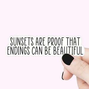 Les couchers de soleil sont une preuve que les fins peuvent être un beau sticker citation, sticker motivant positif pour ordinateur portable, sticker citation inspirante positive couchers de soleil