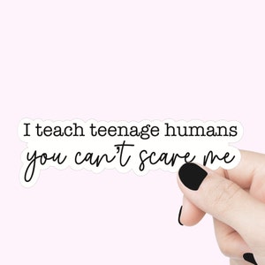 J'enseigne à des adolescents que vous ne pouvez pas me faire peur, autocollant de citation, autocollant drôle de bouteille d'eau de citation de vie de professeur, autocollant drôle de professeur de lycée