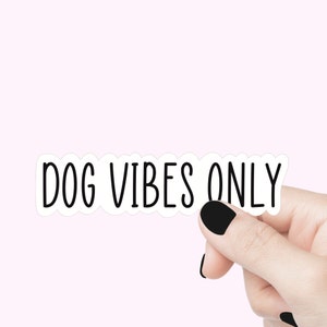Dog vibes only quote sticker stickers bouteille d'eau stickers pour ordinateur portable amoureux des chiens sticker pour voiture sticker chien maman vibes stickers tumbler cadeau