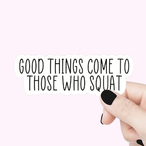 Les bonnes choses arrivent à ceux qui s'accroupissent Sticker citation Sticker motivation Sticker pour ordinateur portable Sticker verre Sticker bouteille d'eau Sticker gym