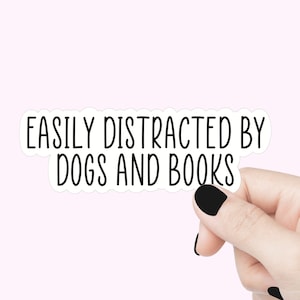 Sticker citation facilement distrait par les chiens et les livres, sticker amusant, sticker motivant pour ordinateur portable, sticker cadeau lecteur livresque, sticker maman chien