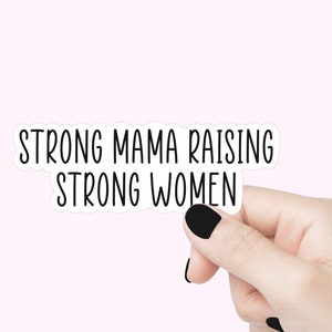 Autocollant de citation de maman élevant des femmes fortes, sticker motivant pour ordinateur portable, autocollant de verre, autocollants de bouteille d'eau, autocollant de citation féministe