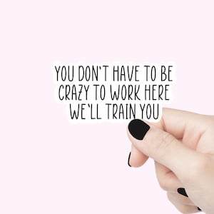 Vous n'avez pas besoin d'être fou pour travailler ici, entraînez-vous bien, autocollant de citation, autocollant d'ordinateur portable de la vie professionnelle, autocollant d'humour de travail amusant à la maison