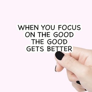 Lorsque vous vous concentrez sur le bien, le bien s'améliore, autocollant de citation, autocollant motivant pour ordinateur portable positif