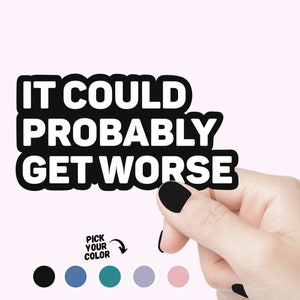 La situation pourrait probablement être pire. Sticker citation coloré amusant, sticker pessimiste coloré amusant pour ordinateurs portables ou bouteilles d'eau