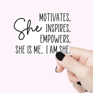 Sticker elle est moi, je suis elle Sticker autonomisation des femmes Sticker femme forte Soutenir toutes les femmes Sticker citation Sticker citation féministe