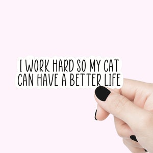 Je travaille dur pour que mon chat puisse avoir une vie meilleure Stickers citations Sticker rigolo Sticker motivant pour ordinateur portable Sticker amoureux des chats Sticker bouteille d'eau