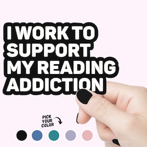 Je travaille pour soutenir ma dépendance à la lecture Sticker citation drôle et coloré pour ordinateur portable ou cadeau sticker pour Kindle