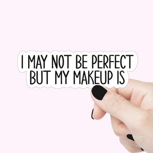Je ne suis peut-être pas parfaite mais mon maquillage est un sticker citation, un sticker girly drôle, un sticker maquillage pour ordinateur portable, un sticker bouteille d'eau romantique drôle