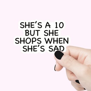 Elle a 10 ans mais elle fait du shopping quand elle est triste Sticker citation Elle a 10 ans mais elle fait du shopping quand elle est triste sticker citation de soutien émotionnel