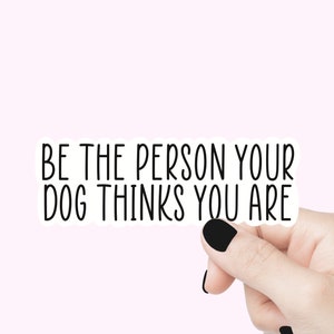 Devenez la personne que votre chien pense que vous êtes Stickers citations Stickers bouteilles d'eau Stickers pour ordinateur portable amoureux des chiens Stickers pour voiture Stickers verres