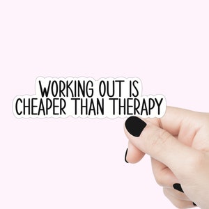 S'entraîner coûte moins cher que des autocollants de citation de thérapie Sticker de gym amusant Sticker de thérapie pour ordinateur portable Sticker bouteille d'eau de gym Stickers citation de livre