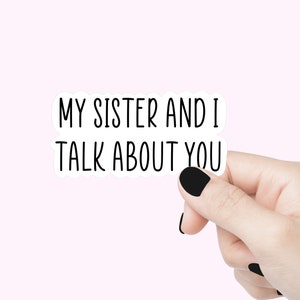 Sticker citation Ma soeur et moi parlons de vous, sticker fraternel rigolo, sticker tumbler, sticker bouteille d'eau, stickers humour soeur cadeaux