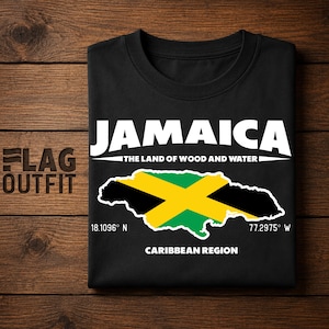Peut inclure: Un t-shirt noir avec le texte blanc JAMAICA, THE LAND OF WOOD AND WATER et CARIBBEAN REGION. Sous le texte se trouve une carte de la Jamaïque aux couleurs du drapeau national vert, jaune et noir, avec les coordonnées 18.1096 N et 77.2975 W.