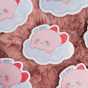 Naklejka UwU Im Baby Kirby | Słodki Kirby śpiący na chmurze Matowa naklejka winylowa | Gry wideo Popkultura Japońska Butelka Wody Naklejka Na Laptopa
