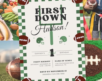 Può includere: Un invito di compleanno a tema calcistico con il testo "First Down Hudson!" in verde e nero. Il design include palloni da football, caschi e dettagli dell'evento. L'invito è circondato da un bordo a scacchi verde e bianco.