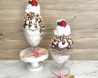 Sundae de chocolate caliente con tres bolas de imitación en oferta