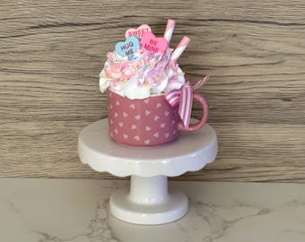Mini taza con diseño de corazón y estampado de nata montada en oferta.