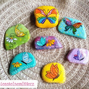 Schmetterling auf Stein, Glücksstein, Gänseblümchen, Kraftstein, Freundschaft, Naturstein, bemalte Steine, Geschenk, Seelensteine mit Herz