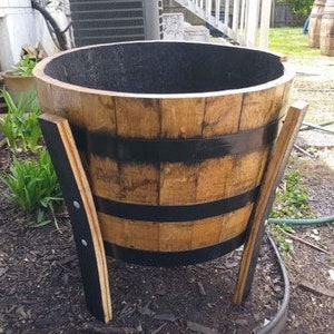 Elevated bourbon barrel planter immagine 5