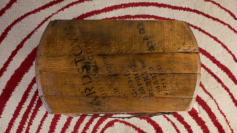Op de afbeelding: Een bruine houten vaten deksel met zichtbare houtnerf en zwarte gestempelde tekst met de tekst ARDSTON, URBANA, OHIO, C-73-6, 125 PROOF, NESIC, 145373 en 130 NO. Het vat is opgebouwd uit verschillende horizontale houten planken.