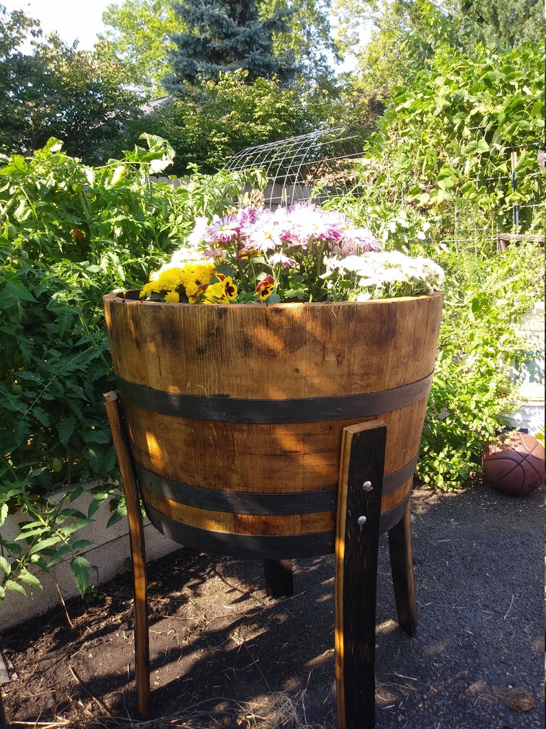 Elevated bourbon barrel planter immagine 2