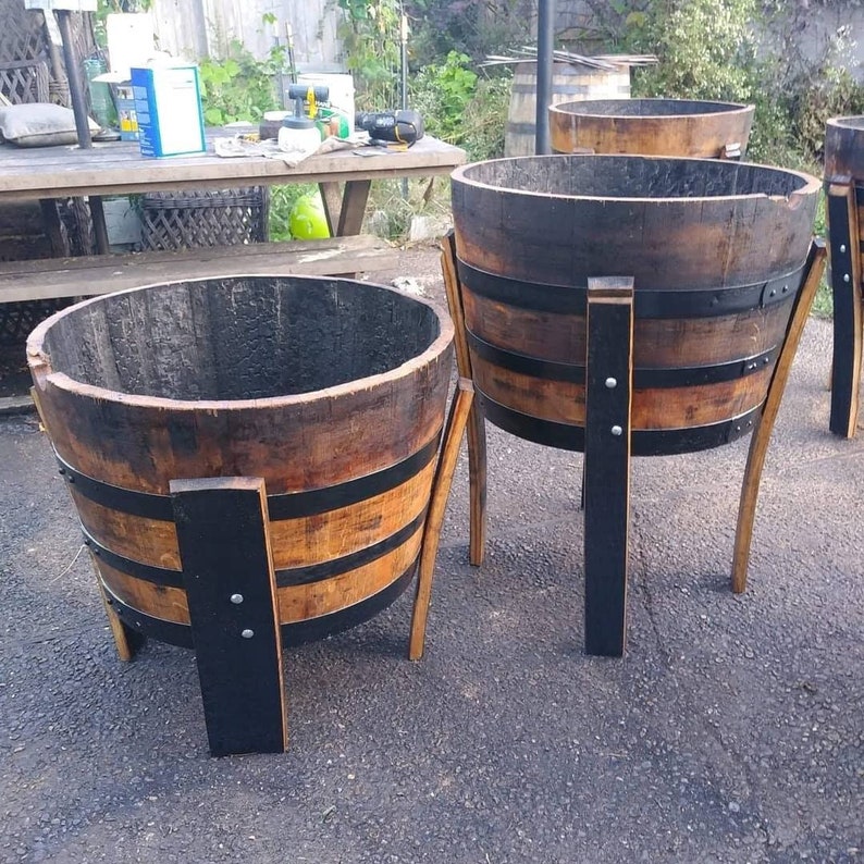 Elevated bourbon barrel planter immagine 4