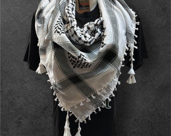 Kufiya tradicional preta sobre branca, autêntica e original, tecida à máquina em keffiyeh. Lenço palestino com franjas brancas nas quatro laterais. Qualidade premium.