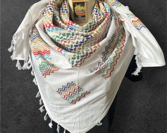 Lenço keffiyeh autêntico, fabricado na Palestina: arco-íris sobre fundo branco com franjas.