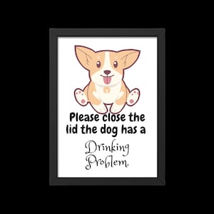 Peut inclure: Une impression encadrée avec une image de dessin animé d'un chien avec le texte "Veuillez fermer le couvercle, le chien a un problème d'alcool."