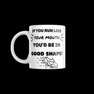 Può includere: Tazza in ceramica bianca con manico nero, con la scritta "IF YOU RUN LIKE YOUR MOUTH YOU'D BE IN GOOD SHAPE!" e una grafica di scarpa da corsa. Un regalo umoristico per i corridori.