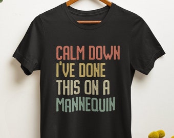 Lustiges EMS Shirt, Sanitäter Geschenk, ruhig, ich habe dies auf einer Schaufensterpuppe getan, Erste Hilfe Shirt, Geschenk für EMT, Geschenk für Krankenschwester RN, Sanitäter Tee